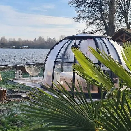 Le Dome Du Bed and breakfast